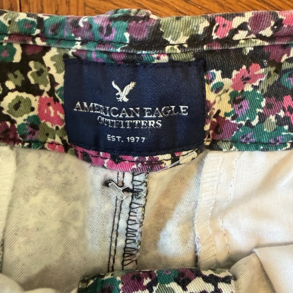 American Eagle Midi Stretch Denim Short Shorts Size 8 Floral Zip Button Cotton - Picture 3 of 5